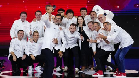 Quique Dacosta se saca una foto con el grupo de cocineros que, como él, tienen tres estrellas Michelin