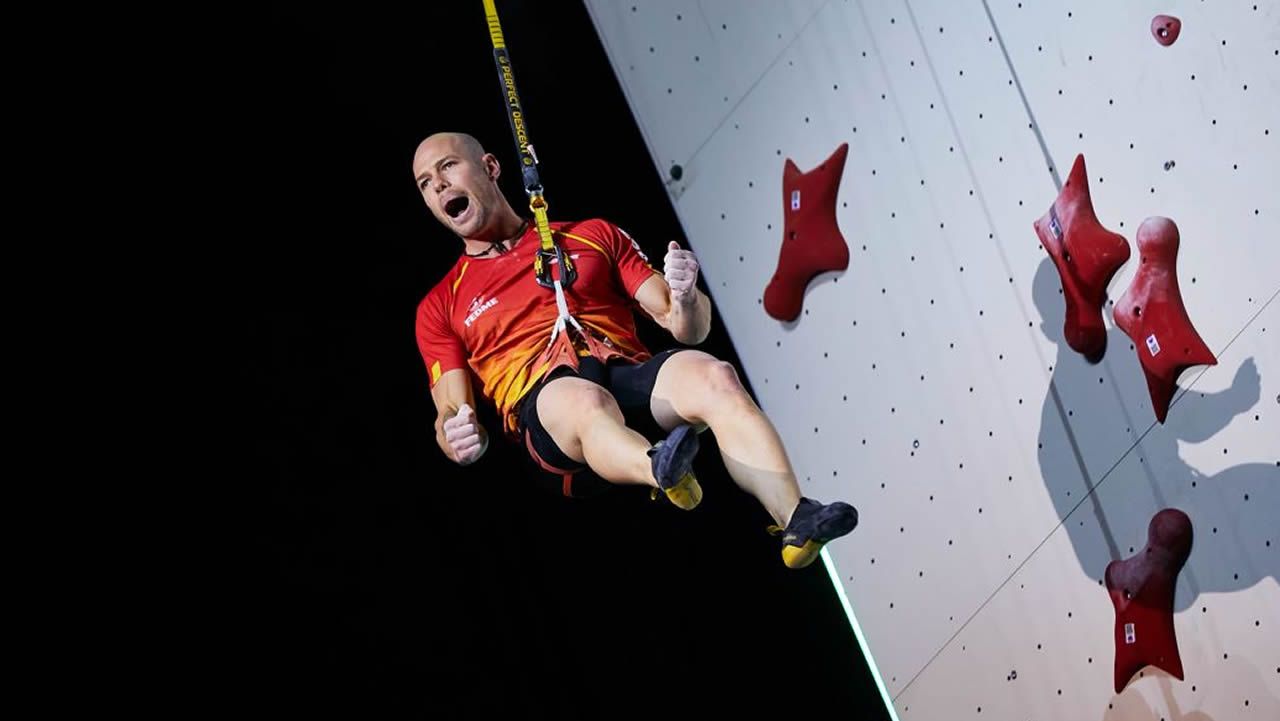 El venezolano Thor Rodrguez abri hace una dcada el bar O Boneco. Lo decor como siempre haba imaginado, como una casa, destaca mientras descuelga una 'B' que hered de otro local. Era del restaurante gallego que mis padres abrieron en Caracas al llegar a la emigracin, muestra con orgullo