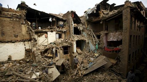 Veinticuatro horas después del terremoto, la tierra sigue temblando en Nepal