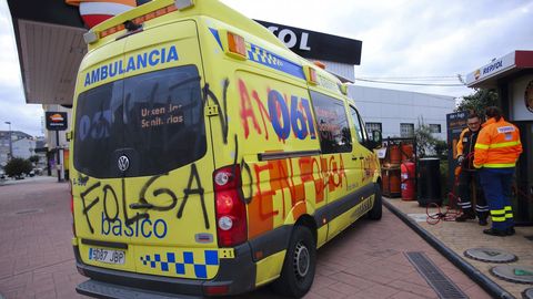 Secuelas. Los sabotajes en las ambulancias adscritas al 061 fueron ya visibles el primer día de paro. Primero fueron pintadas, como la sufrida por este vehículo, cuya imagen se realizó en una gasolinera de Ponteceso. Los actos vandálicos fueron a más y a dos vehículos medicalizados, uno con base en Bértoa y otro en A Silva, les pincharon las ruedas, cuando estaban estacionados en el Complejo Hospitalario Universitario de A Coruña