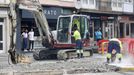 Operarios demoliendo ayer la isleta del prking del Cantn, frente a negocios de hostelera.