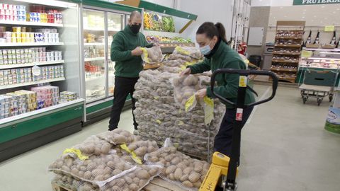 Patatas ensacadas, a la venta en el supermercado de la Cooperativa de Meirs