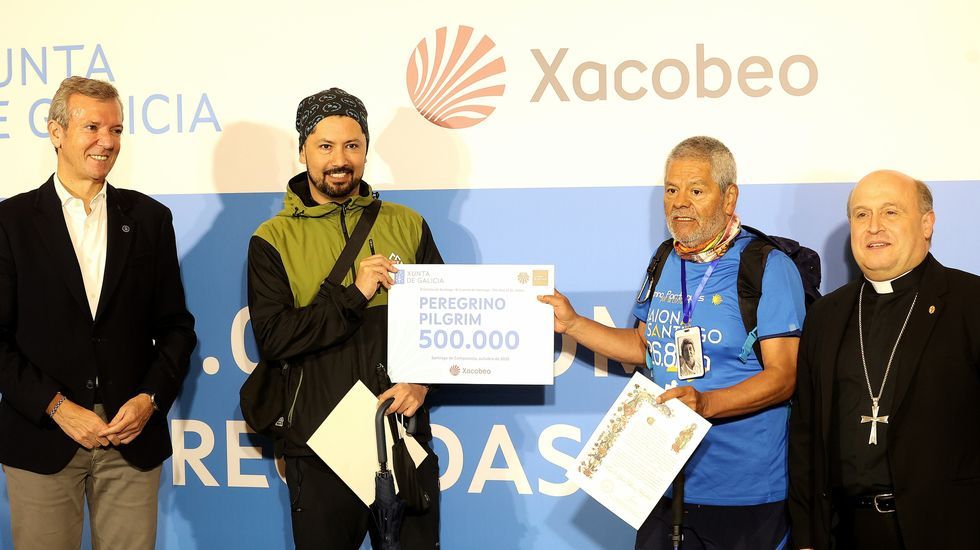 Jairo, el peregrino 500.000 que este ao 2025 llega a Santiago.En el sentido de las agujas del reloj, la ilustradora Blanca Escrigas, As Lolas da Cascarilla, la escritora Sabela Cagiao, la escritora y actriz Carmen Blanco, el dibujante Cristian F. Caruncho y la ceramista Martina Beceiro
