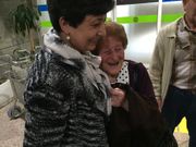 Manuela, a la derecha abrazada a un familiar