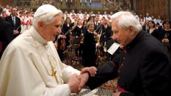 Benedicto XVI, a la izquierda, y su hermano Georg Ratzinger