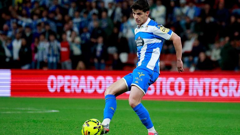 Riki llama a la puerta de la alineación del Deportivo