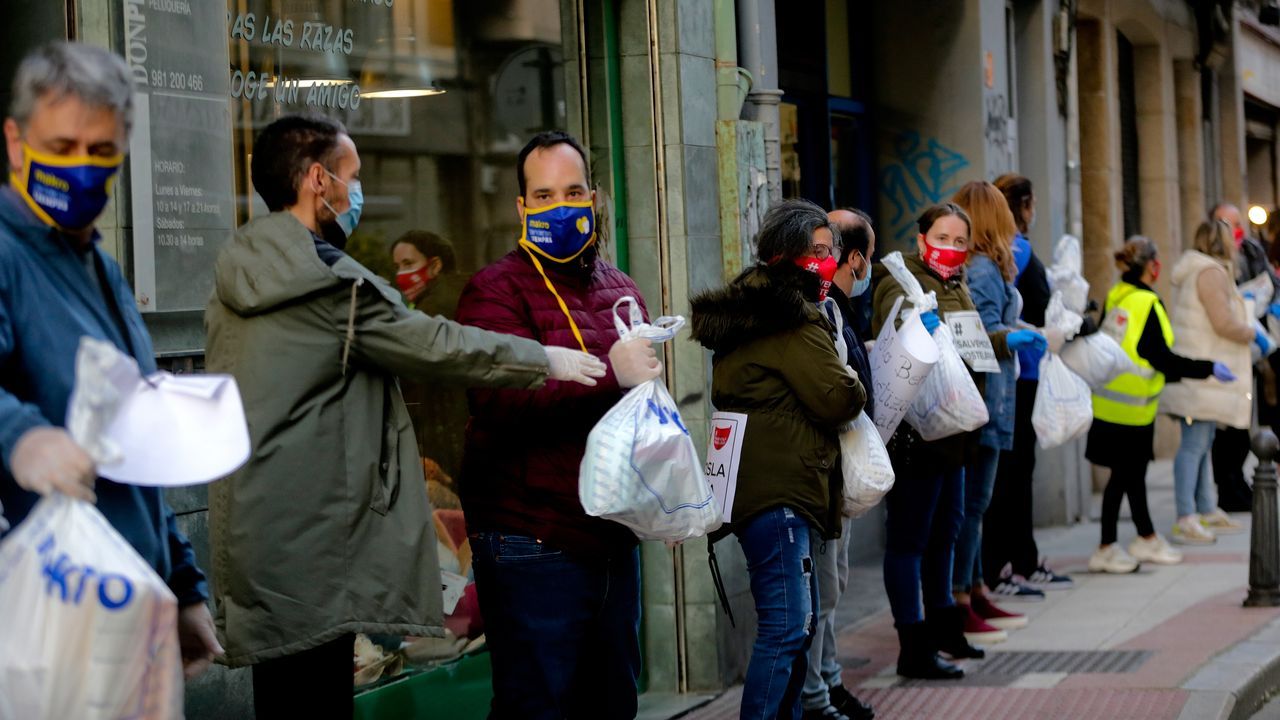 Hosteleros de A Coruña participaron en una cadena humana para llevar alimentos a la Cocina Económica