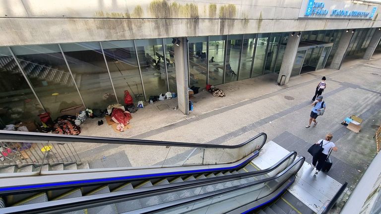 Refugiados bajo la nueva estación de buses de Vigo