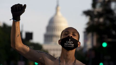 Un manifestante con una mascarilla en la que se lee I can't breathe (No puedo respirar) delante del Capitolio de los Estados Unidos en una protesta del movimiento Black Lives Matter