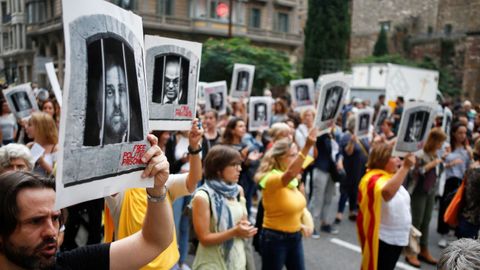 Centenares de personas cortan la céntrica Via Laietana de Barcelona