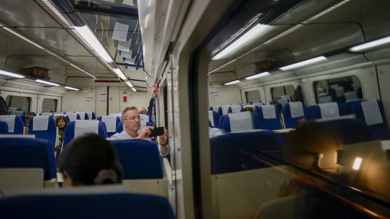 Un pasajero graba ayer un video cuando el tren de Lugo a Monforte pasa por el nuevo tnel de Oural