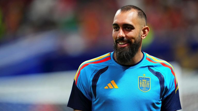 La Diputación de Pontevedra pone una pantalla para ver a España y el presidente le lanza un reto al seleccionador: que juegue Borja Iglesias y sea el que marque
