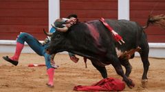 lvaro Lorenzo sufre un revolcn durante la faena a su primer toro durante el festejo de la feria taurina de Begoa,