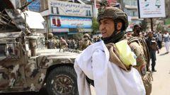 Un soldado afgano evaca a un beb de la maternidad atacada por el EI en Kabul