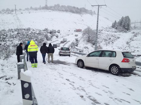 Automovilistas bloqueados esta ma�ana en el acceso al corredor desde el alto de Oural