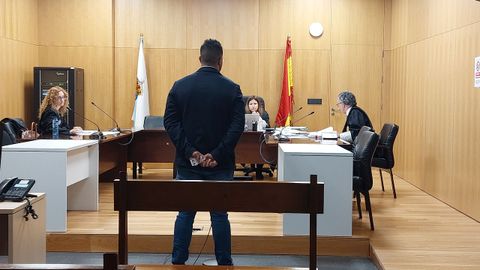 El acusado, en la sala de vistas del Juzgado Penal dos de Ourense