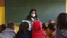 Audrey Giongco, auxiliar de conversación de inglés, en el CRA de Caldas durante una clase a niños en Saiar