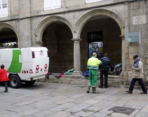 Un agente acompaa a un operario en el entorno de O Toural. 