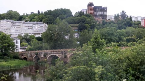 Vistas desde el río Miño con el puente romano y el Garañón
