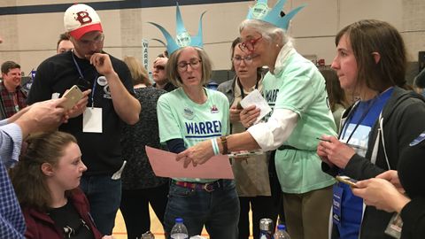 Seguidoras de Elizabeth Warren revisan los resultados de un caucus en Des Moines