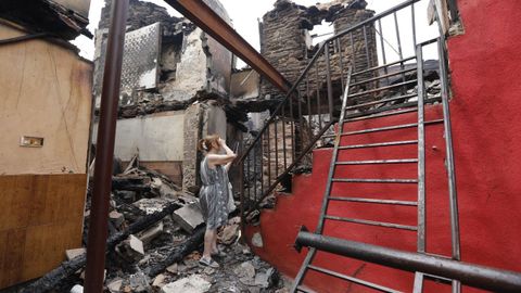 Una mujer valora los daños causados por el fuego en la vivienda