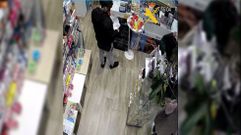 Imagen obtenida de una cmara de seguridad que recoge el momento en que uno de los sospechosos trat de conseguir el jarabe con codena en una farmacia de Quiroga