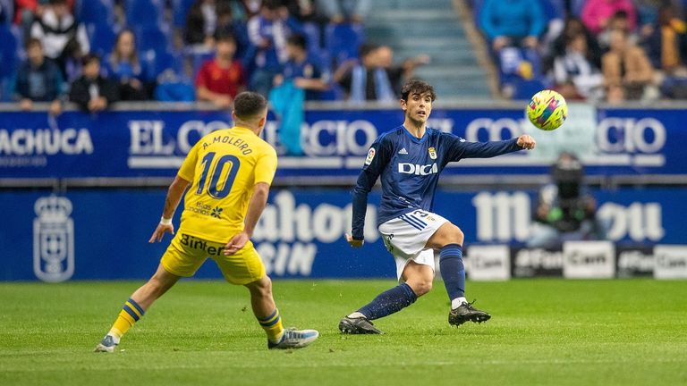 Mangel golpea un balón durante el Oviedo-Las Palmas