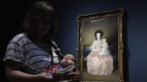 Una visitante pasa junto a la obra MAra Ignacia lvarez de Toledo, condesa de Altamira, y su hija Mara Agustina, del pintor Francisco de Goya, durante la presentacin de la muestra Goya. Retratos, que se expone estos das en la National Gallery de Londres. 