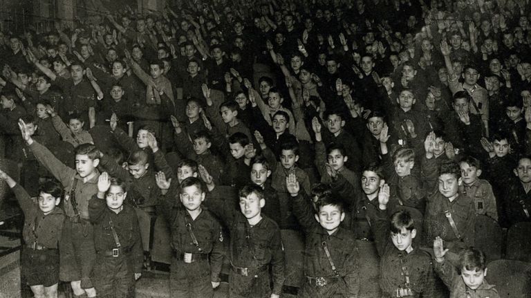 Los niños de primaria también tenían que hacer el saludo fascista