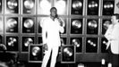 Julio Iglesias en 1983 premiado con los discos de oro y platino por vender 2.300.000 discos