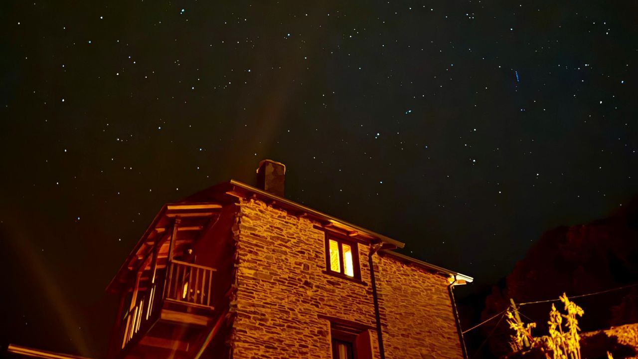 As� fue la Ofrenda de la Traslaci�n del Ap�stol Santiago.La vivienda tur�stica Lar da Cima, en Seceda do Courel, organiza actividades de turismo astron�mico