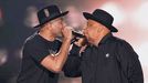 Los raperos Joseph Simmons (derecha) y Darryl McDaniels, del grupo Run DMC, en el concierto celebratorio del cincuenta aniversario del hip hop en el estadio de los Yankees, en el barrio neoyorquino del Bronx.