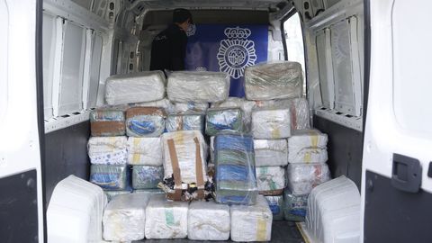 Los 2.095 kilos de coca expuestos tras explotar la operacin policial.