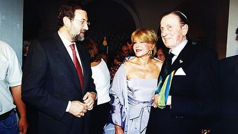 En 1999, Rajoy, entonces ministro de Cultura, con Tita Cervera y el barón Thyssen en el Gran Hotel de la Toja