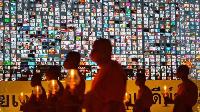 Las medidas anticovid llegan a una celebración de monjes budistas tailandeses en una conexión por Zoom
