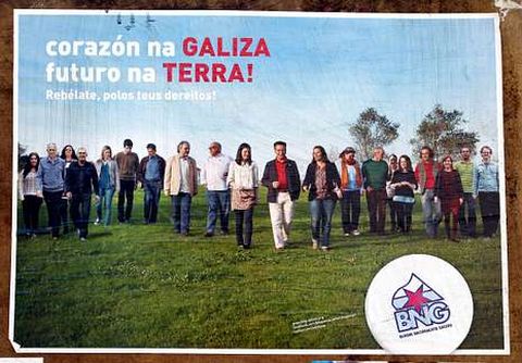 <span lang= es-es >Dos estilos</span>. Desde arriba, los carteles electorales de AGE, BNG, PP y PSOE.