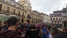 Un grupo de turistas participa en una visita guiada oficial en Oviedo 