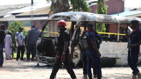 Varios policías trabajan en torno a un atentado cometido en Nigeria el pasado mes de julio.