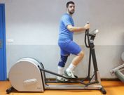 Samu Gmez entrena en solitario en el gimnasio del pabelln por su lesin en la rodilla. 
