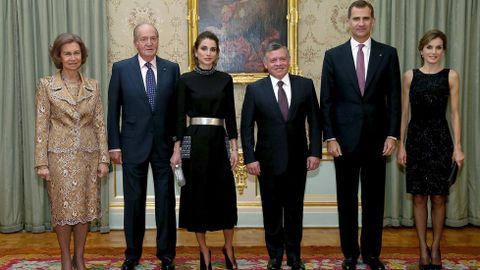 Para la cena en el Palacio de El Pardo tanto la reina Letizia como Rania se decantaron por un vestido negro, pero de diferentes estilo. 