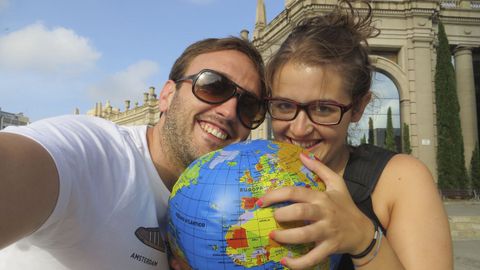 Carla Llamas con su pareja, Adrián, con quien dio la vuelta al mundo y con quien sigue recorriendo el mundo.