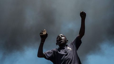Un chico sostiene una piedra durante una manifestacin de apoyo al candidato presidencial de Kenia Ralia Odinga