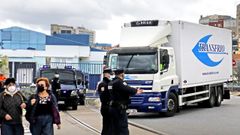 La Polica Nacional escolt por segunda jornada consecutiva una fila de trileres que parti del puerto de Vigo sobre las doce y media de la maana y se diriga hacia mercados centrales
