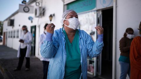 Una profesional sanitaria argentina del Hospital Belgrano muestra su repulsa a los trece casos de coronavirus confirmados entre sus compaeros