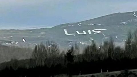 Imagen que se puede ver desde la autovía de uno de los desbroces con forma de Luis en las laderas de Sanabria