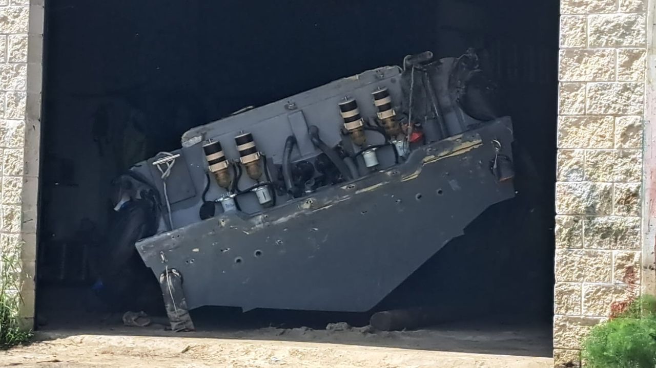 La narcolancha precintada y guardada en la nave municipal de Os Muíños horas después de ser sustraídos los cuatro potentes motores.