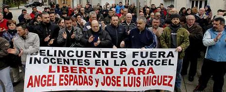 Vecinos, familiares y amigos de los imputados se concentraron en San Lázaro, en Santiago.