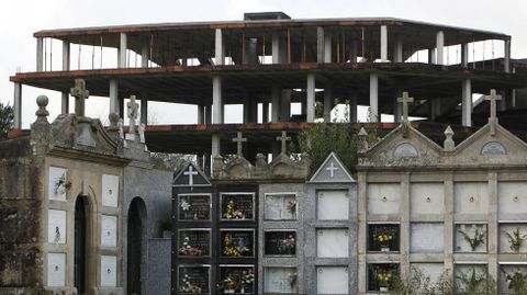 Edificio en esqueleto sin terminar detrás del cementerio municipal en Catoira.