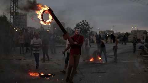 Un joven palestino quema neumticos durante los choques con el ejrcito israel.