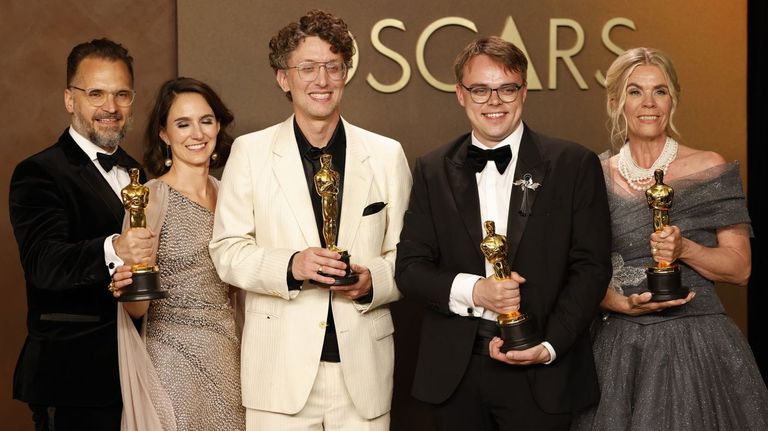 El codirector de «Mr. Nobody Against Putin» recupera el Oscar que se extravió en un vuelo